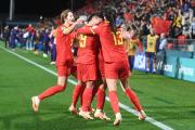 -国内女子足球比赛中激烈角逐，中国队取得胜利