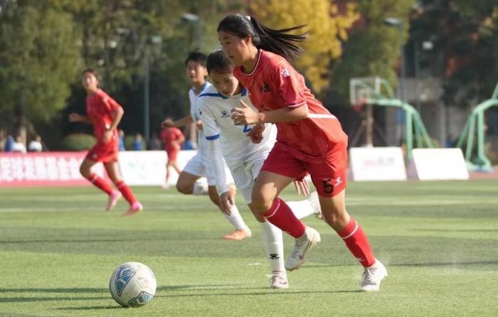 国内女子足球比赛中激烈角逐，中国队取得胜利