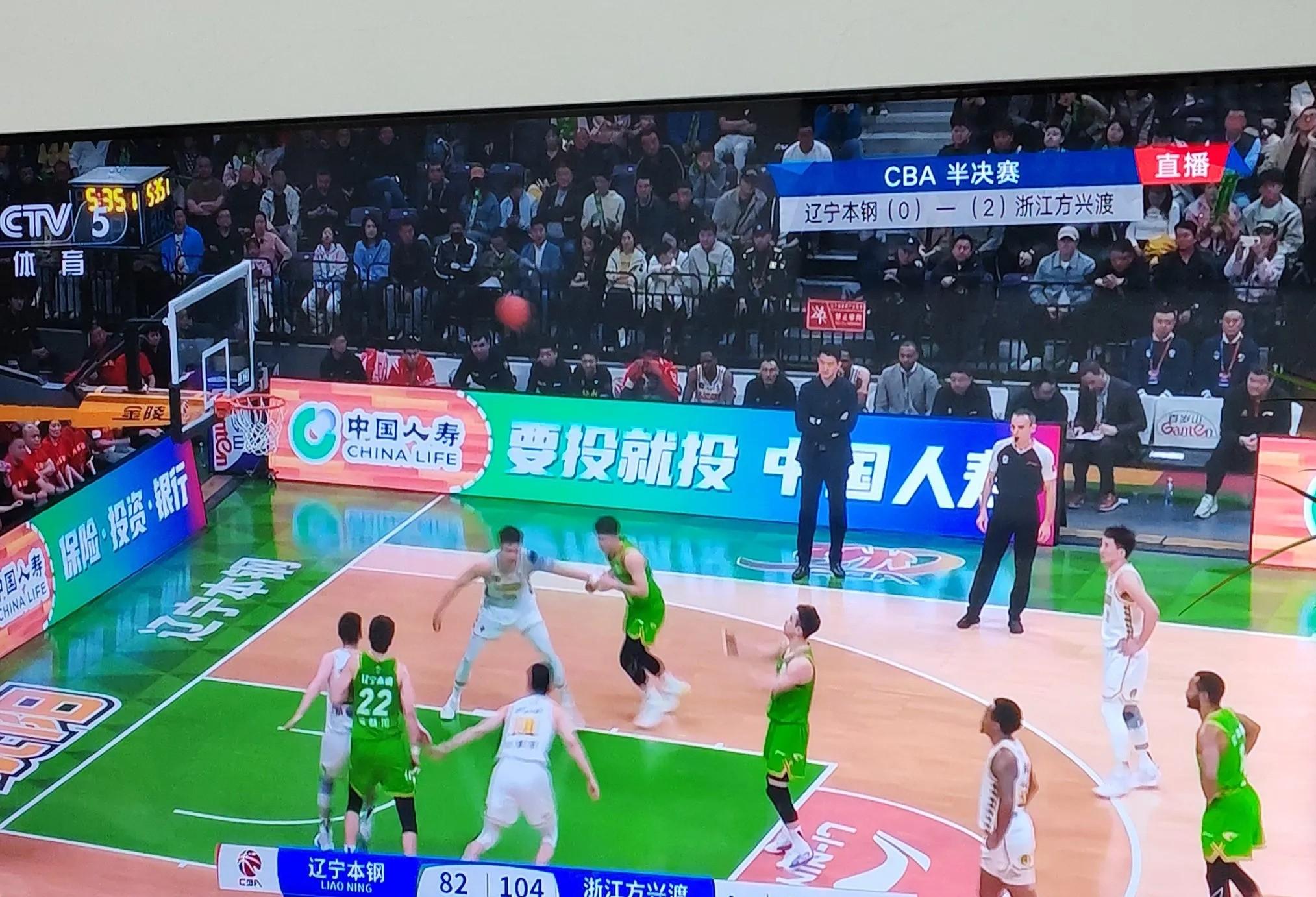 关于联赛激烈对决现场报道，体育迷热情高涨的信息