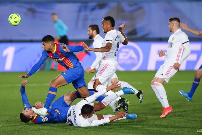 英超联赛球队互相厮杀,激烈角逐 英超联赛球队互相厮杀,激烈角逐