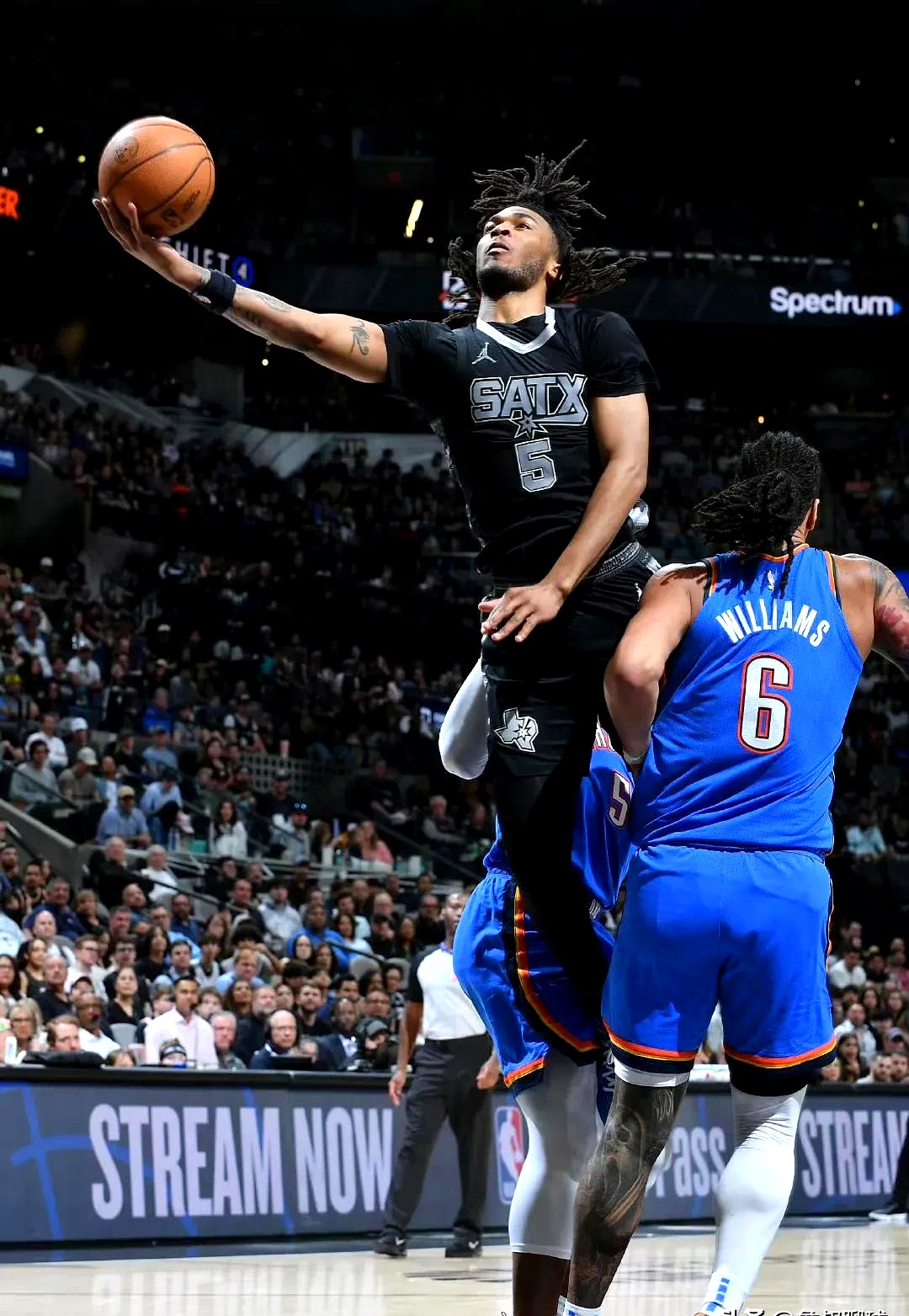 NBA常规赛雷霆客场击败马刺，喜迎开门红