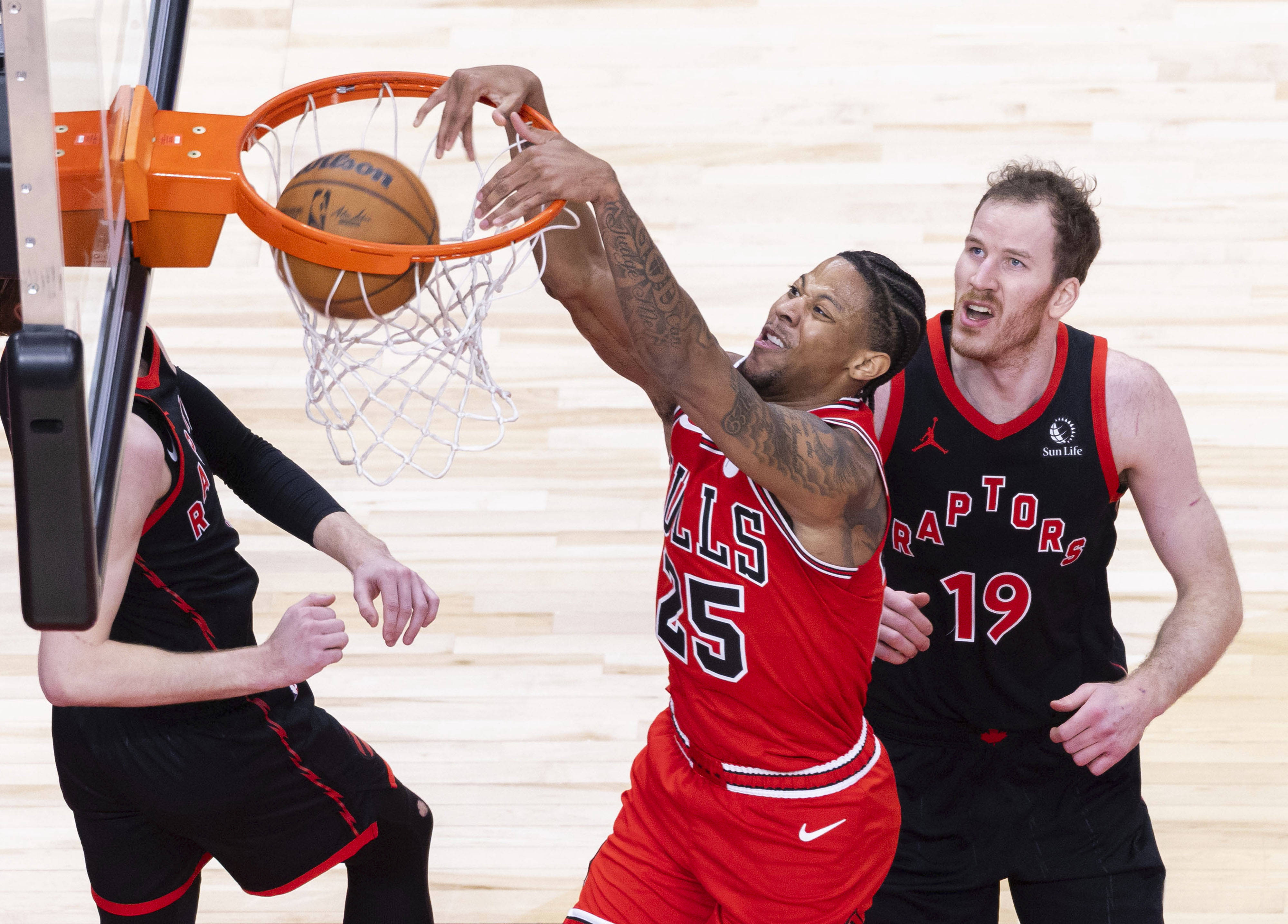 NBA常规赛猛龙不敌太阳，吞下两连败