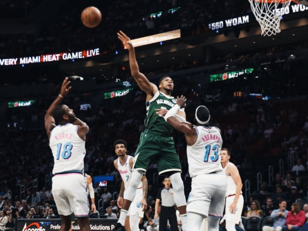 雄鹿客场横扫老鹰,取得十三连胜 雄鹿客场横扫老鹰,取得十三连胜