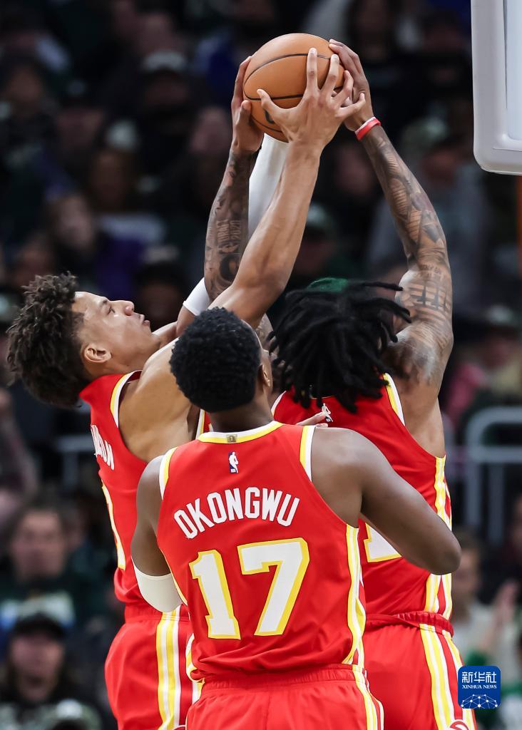 雄鹿客场横扫老鹰,取得十三连胜 雄鹿客场横扫老鹰,取得十三连胜