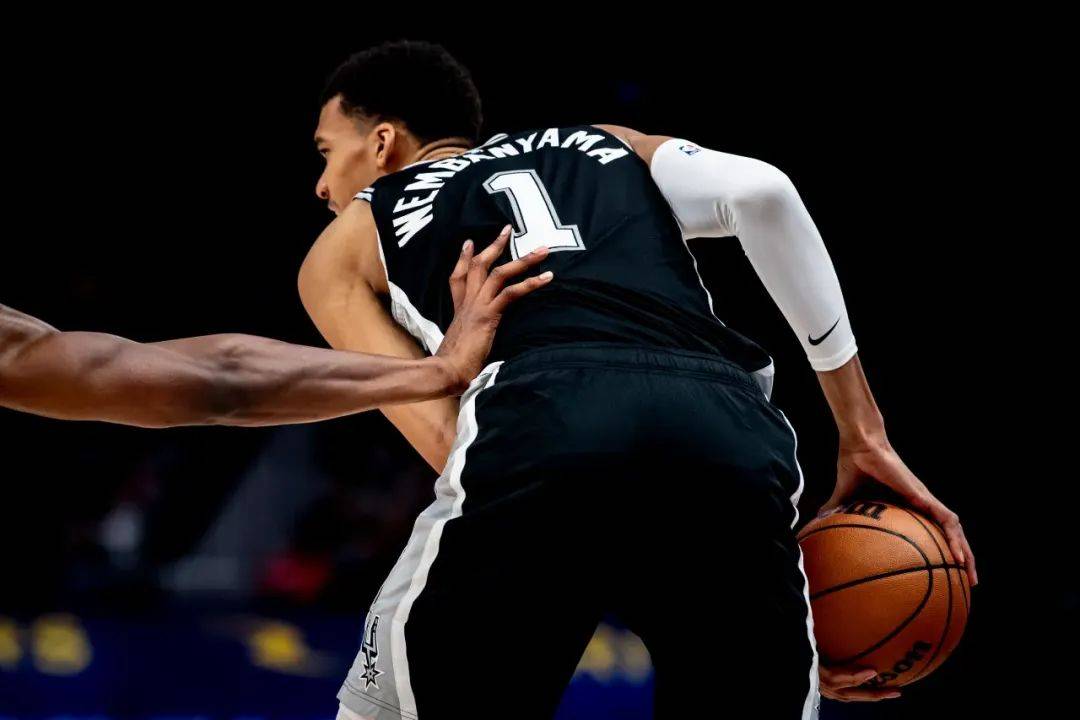 灰熊客场险胜马刺，签约新秀眼前一亮